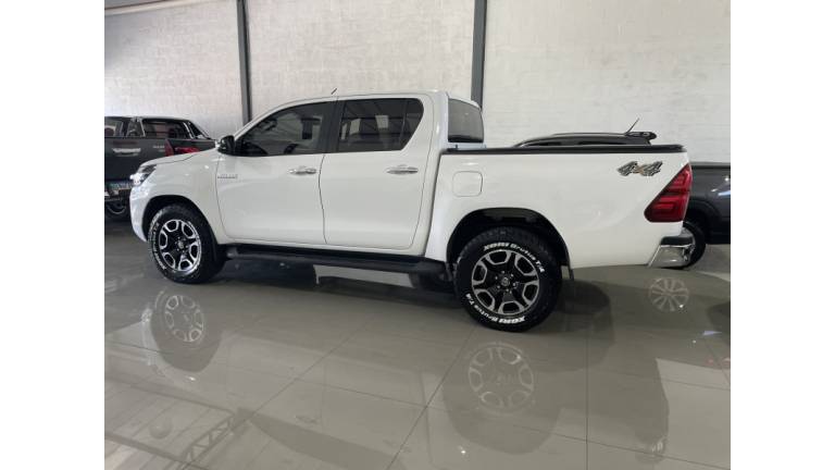 TOYOTA - HILUX - 2022/2022 - Branca - R$ 228.000,00