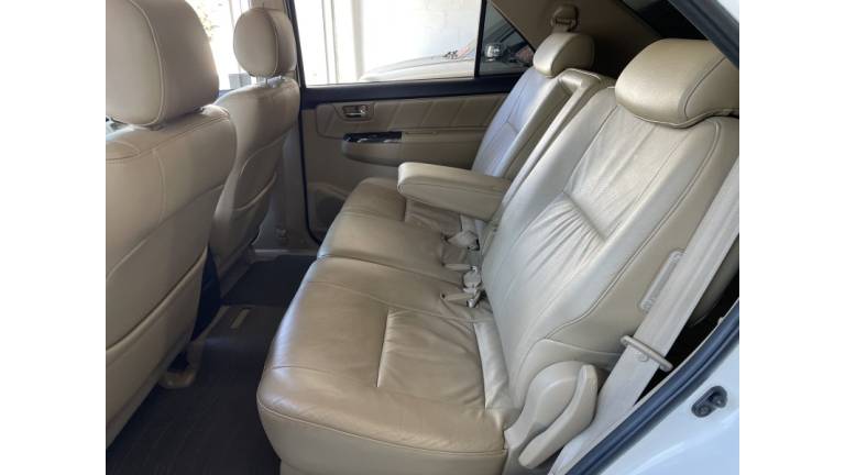 TOYOTA - HILUX SW4 - 2014/2014 - Branca - R$ 144.900,00