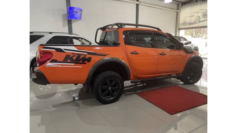 MITSUBISHI - L200 TRITON - 2015/2016 - Laranja - R$ 139.000,00