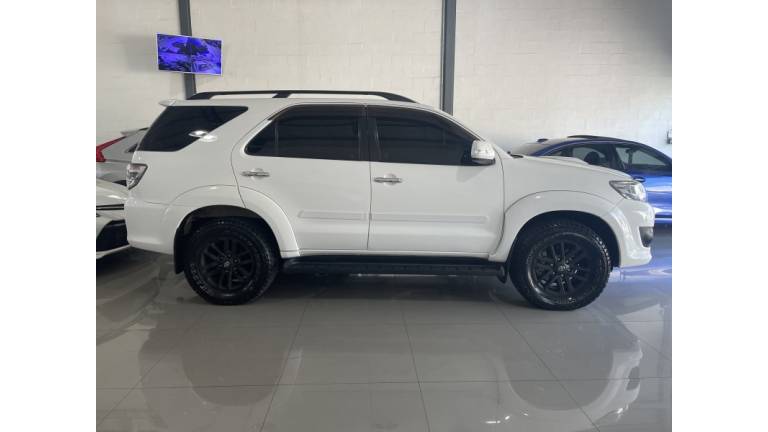 TOYOTA - HILUX SW4 - 2014/2014 - Branca - R$ 144.900,00