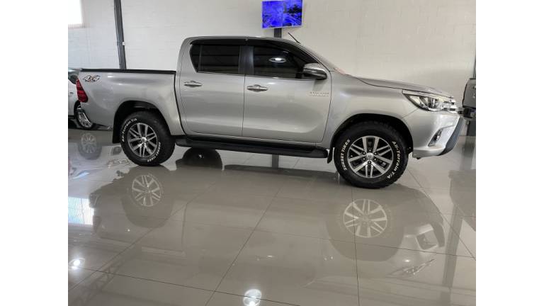 TOYOTA - HILUX - 2018/2018 - Prata - R$ 195.000,00