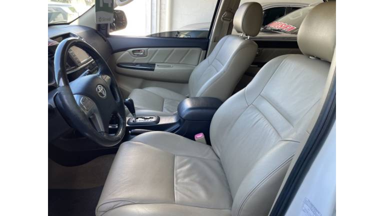 TOYOTA - HILUX SW4 - 2014/2014 - Branca - R$ 144.900,00
