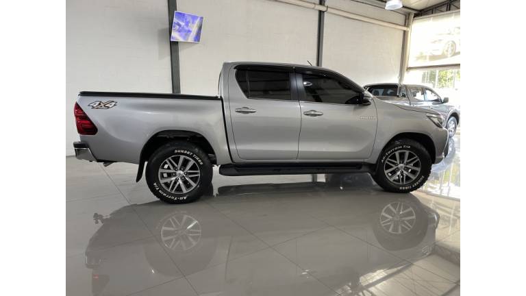 TOYOTA - HILUX - 2018/2018 - Prata - R$ 195.000,00