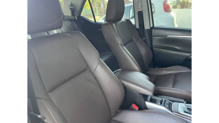 TOYOTA - HILUX SW4 - 2017/2017 - Branca - R$ 215.000,00