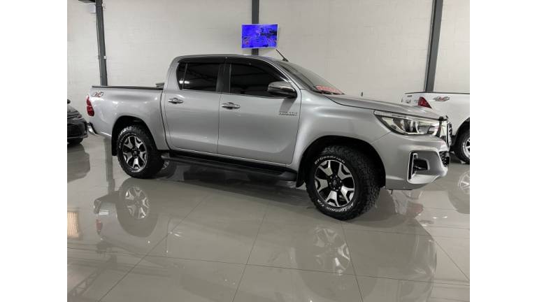 TOYOTA - HILUX - 2019/2019 - Prata - R$ 210.000,00