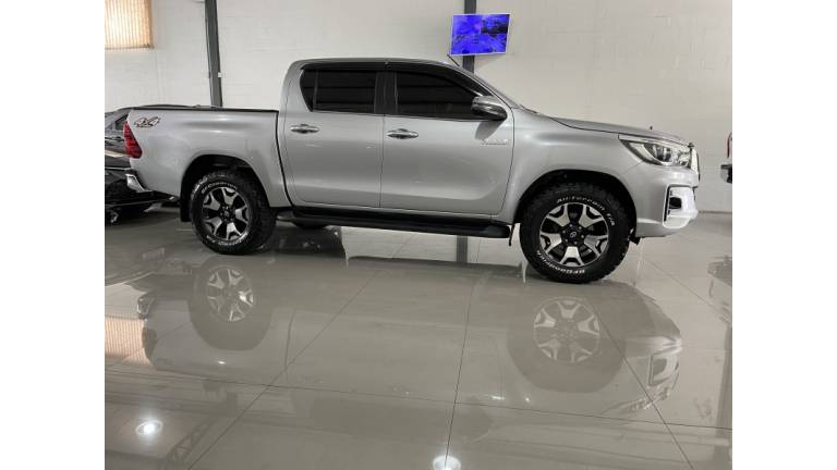 TOYOTA - HILUX - 2019/2019 - Prata - R$ 210.000,00