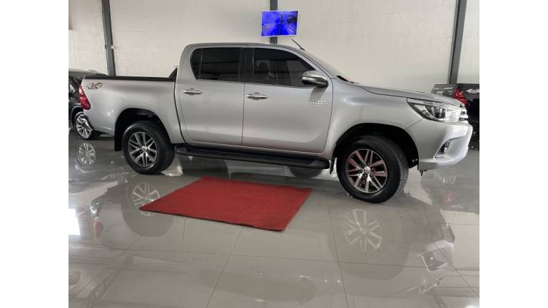 TOYOTA - HILUX - 2016/2016 - Prata - R$ 185.000,00