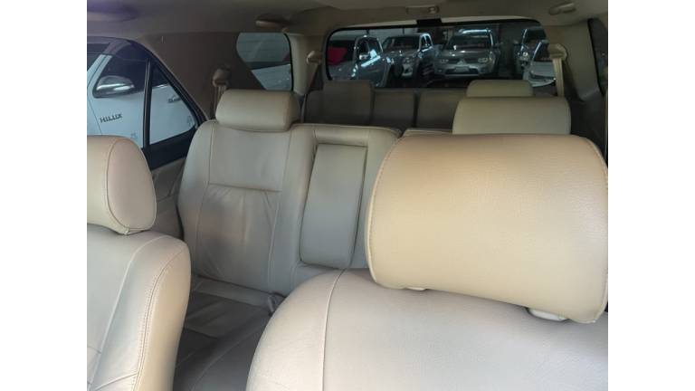 TOYOTA - HILUX SW4 - 2014/2014 - Branca - R$ 144.900,00