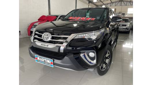 TOYOTA - HILUX SW4 - 2017/2017 - Preta - R$ 212.900,00