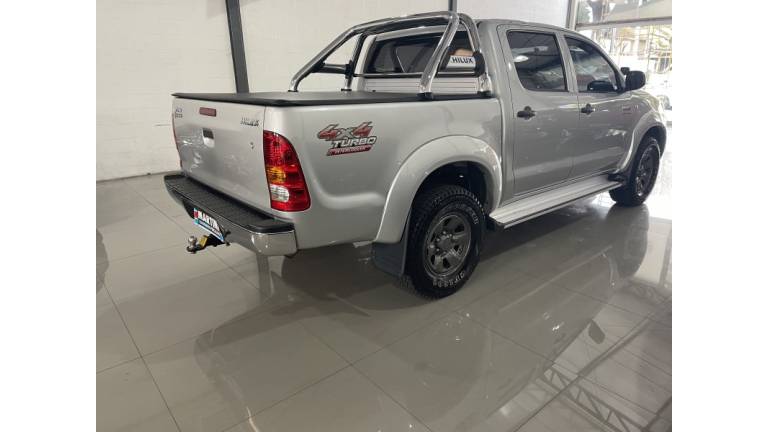 TOYOTA - HILUX - 2010/2010 - Prata - R$ 109.900,00
