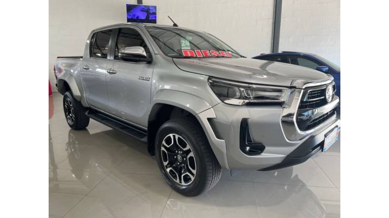 TOYOTA - HILUX - 2024/2024 - Prata - R$ 288.900,00
