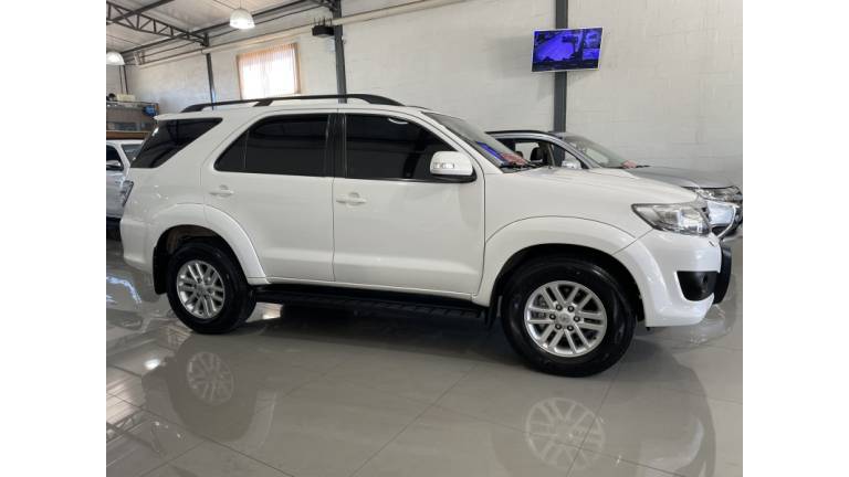 TOYOTA - HILUX SW4 - 2014/2014 - Branca - R$ 144.900,00