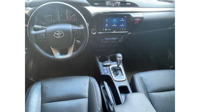 TOYOTA - HILUX - 2024/2024 - Prata - R$ 288.900,00