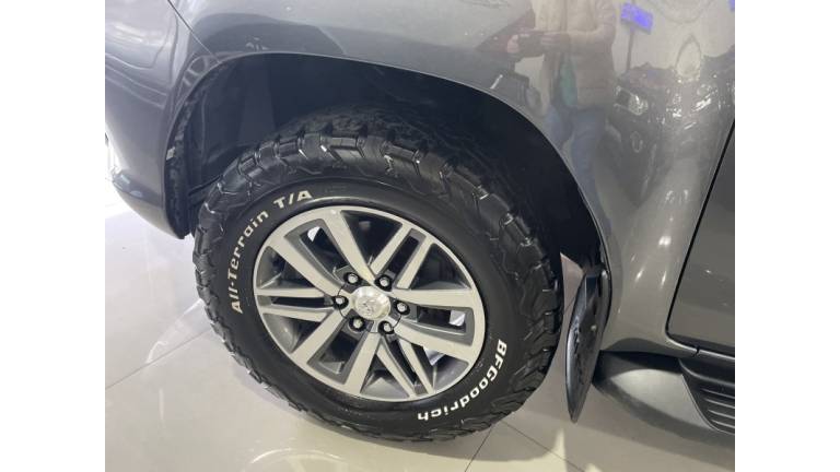 TOYOTA - HILUX - 2017/2017 - Cinza - R$ 187.000,00