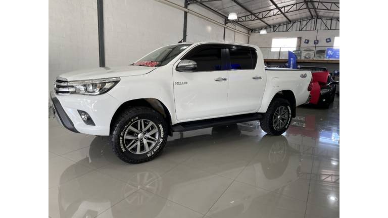 TOYOTA - HILUX - 2018/2018 - Branca - R$ 195.000,00