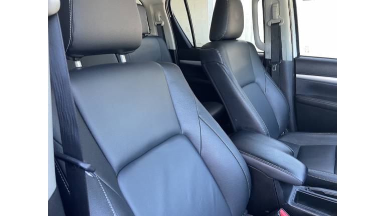TOYOTA - HILUX - 2022/2022 - Branca - R$ 228.000,00