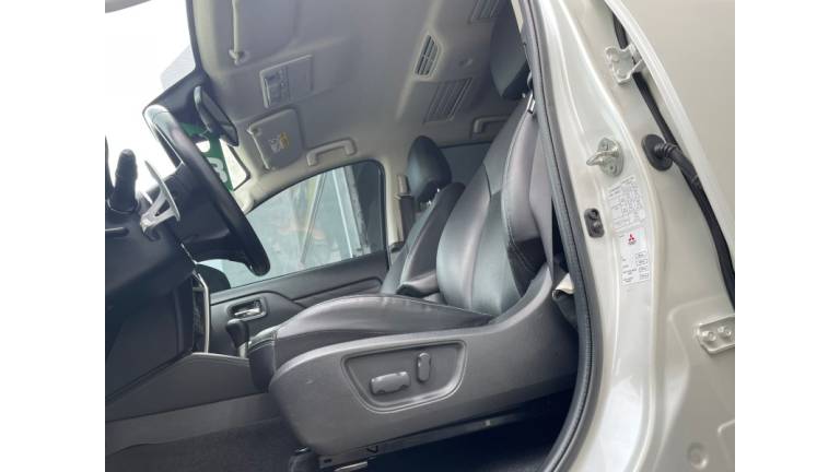 MITSUBISHI - L200 TRITON - 2023/2023 - Branca - R$ 207.900,00