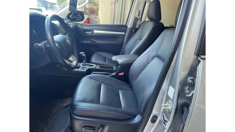 TOYOTA - HILUX - 2024/2024 - Prata - R$ 288.900,00