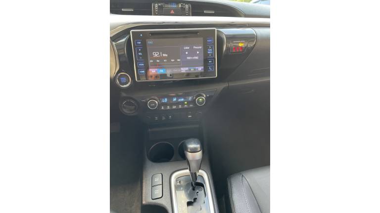 TOYOTA - HILUX - 2018/2018 - Prata - R$ 195.000,00