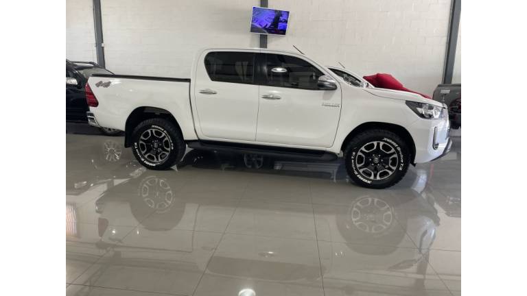 TOYOTA - HILUX - 2022/2022 - Branca - R$ 228.000,00