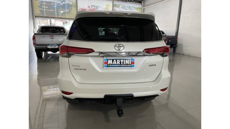 TOYOTA - HILUX SW4 - 2017/2017 - Branca - R$ 215.000,00