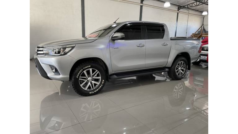 TOYOTA - HILUX - 2018/2018 - Prata - R$ 195.000,00