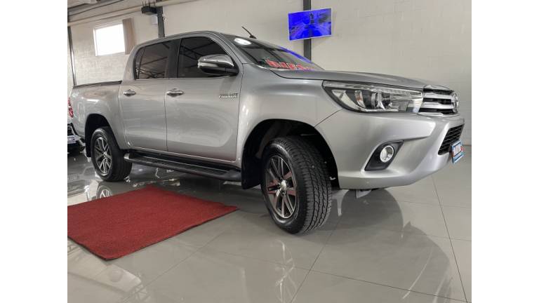 TOYOTA - HILUX - 2016/2016 - Prata - R$ 185.000,00