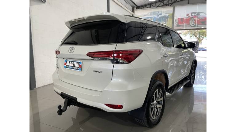 TOYOTA - HILUX SW4 - 2017/2017 - Branca - R$ 215.000,00