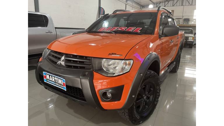 MITSUBISHI - L200 TRITON - 2015/2016 - Laranja - R$ 139.000,00