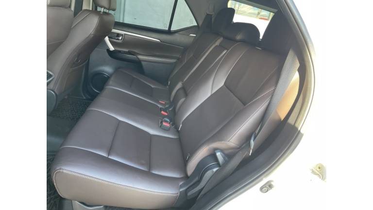 TOYOTA - HILUX SW4 - 2017/2017 - Branca - R$ 215.000,00