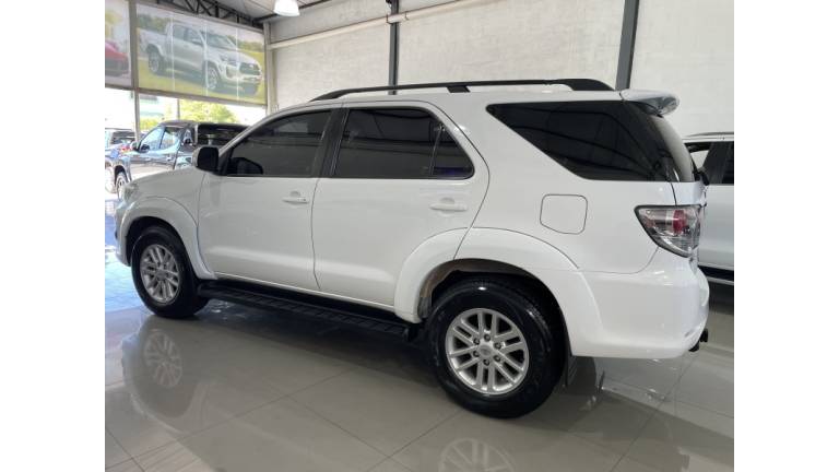 TOYOTA - HILUX SW4 - 2014/2014 - Branca - R$ 144.900,00