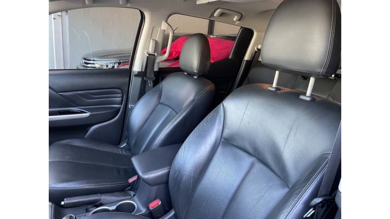 MITSUBISHI - L200 TRITON - 2023/2023 - Vermelha - R$ 220.000,00
