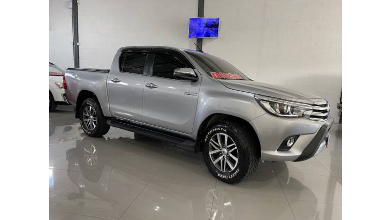 TOYOTA - HILUX - 2018/2018 - Prata - R$ 195.000,00