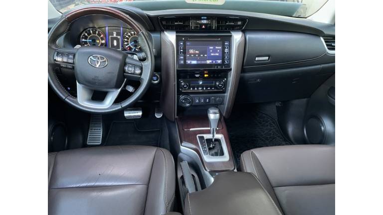 TOYOTA - HILUX SW4 - 2017/2017 - Branca - R$ 215.000,00