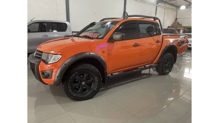 MITSUBISHI - L200 TRITON - 2015/2016 - Laranja - R$ 139.000,00