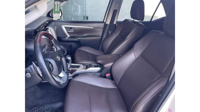 TOYOTA - HILUX SW4 - 2017/2017 - Branca - R$ 215.000,00