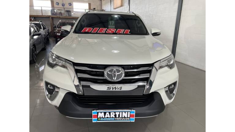 TOYOTA - HILUX SW4 - 2017/2017 - Branca - R$ 215.000,00