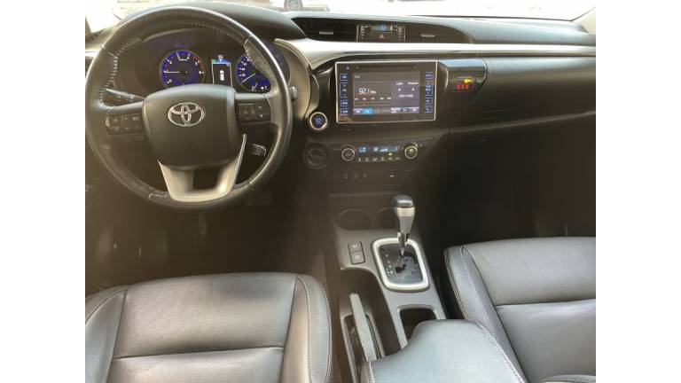 TOYOTA - HILUX - 2018/2018 - Prata - R$ 195.000,00