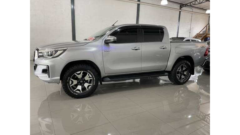 TOYOTA - HILUX - 2019/2019 - Prata - R$ 210.000,00