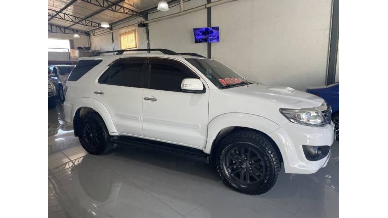 TOYOTA - HILUX SW4 - 2014/2014 - Branca - R$ 144.900,00