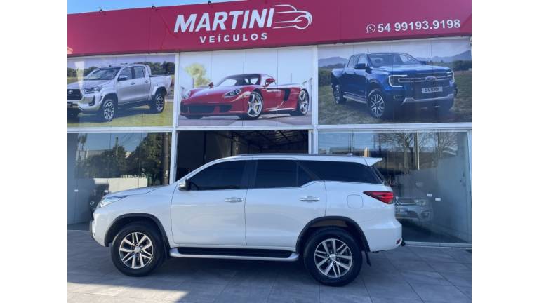 TOYOTA - HILUX SW4 - 2017/2017 - Branca - R$ 215.000,00