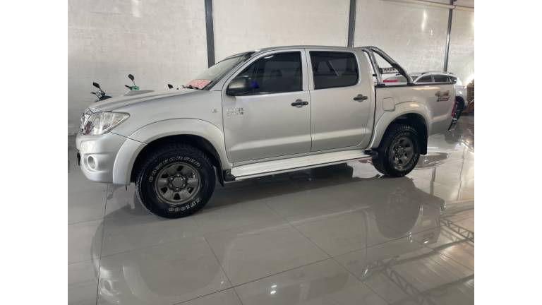 TOYOTA - HILUX - 2010/2010 - Prata - R$ 109.900,00