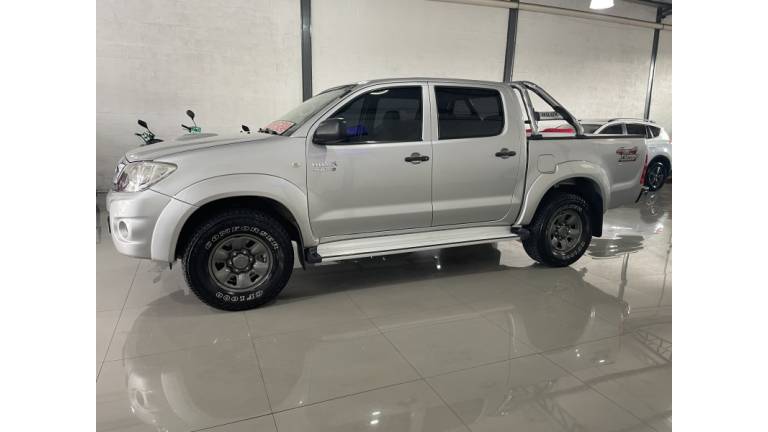 TOYOTA - HILUX - 2010/2010 - Prata - R$ 109.900,00