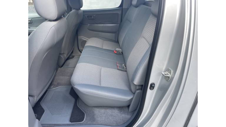 TOYOTA - HILUX - 2010/2010 - Prata - R$ 109.900,00