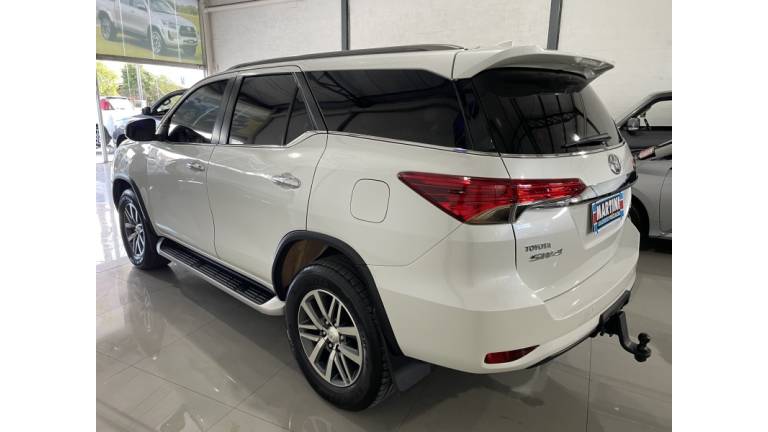 TOYOTA - HILUX SW4 - 2017/2017 - Branca - R$ 215.000,00