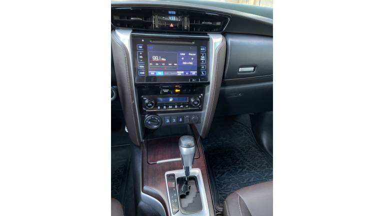 TOYOTA - HILUX SW4 - 2017/2017 - Branca - R$ 215.000,00