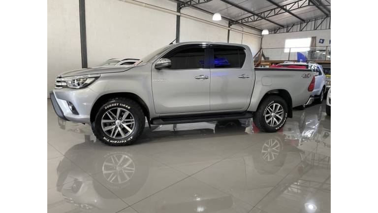 TOYOTA - HILUX - 2018/2018 - Prata - R$ 195.000,00