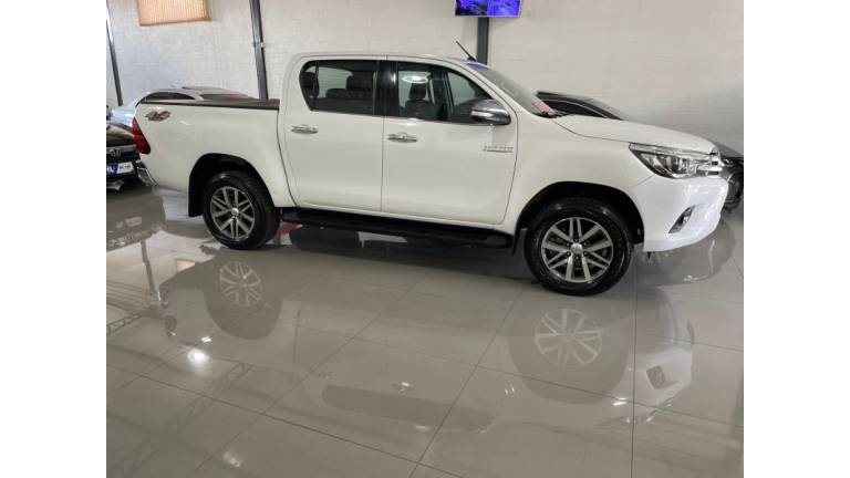 TOYOTA - HILUX - 2017/2017 - Branca - R$ 187.000,00
