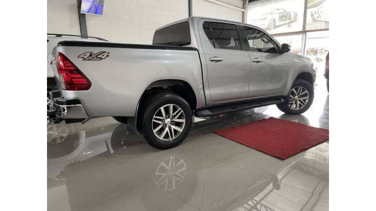 TOYOTA - HILUX - 2016/2016 - Prata - R$ 185.000,00